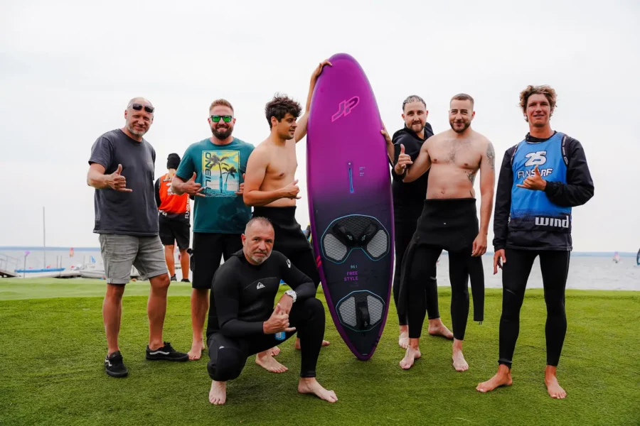 Kurs grupowy windsurfingu dla dorosłych w Chałupach na Helu, szkoła windsurfingu FunSurf