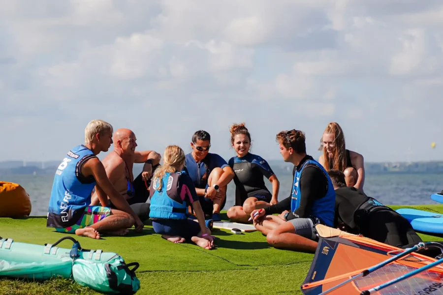Kurs grupowy windsurfingu dla dorosłych w Chałupach na Helu, szkoła windsurfingu FunSurf