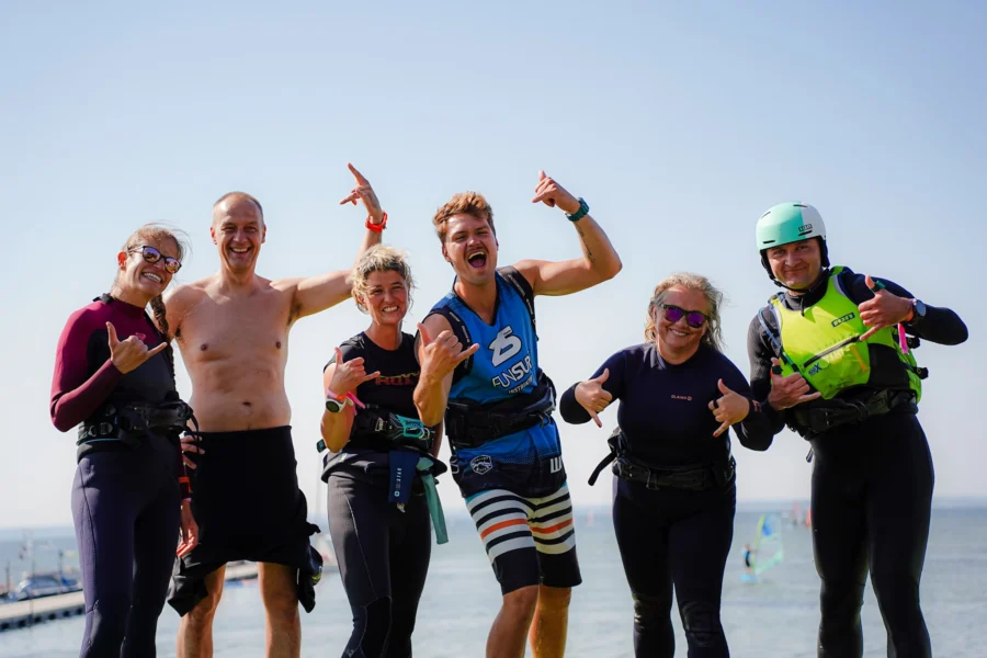 Kurs grupowy windsurfingu dla dorosłych w Chałupach na Helu, szkoła windsurfingu FunSurf