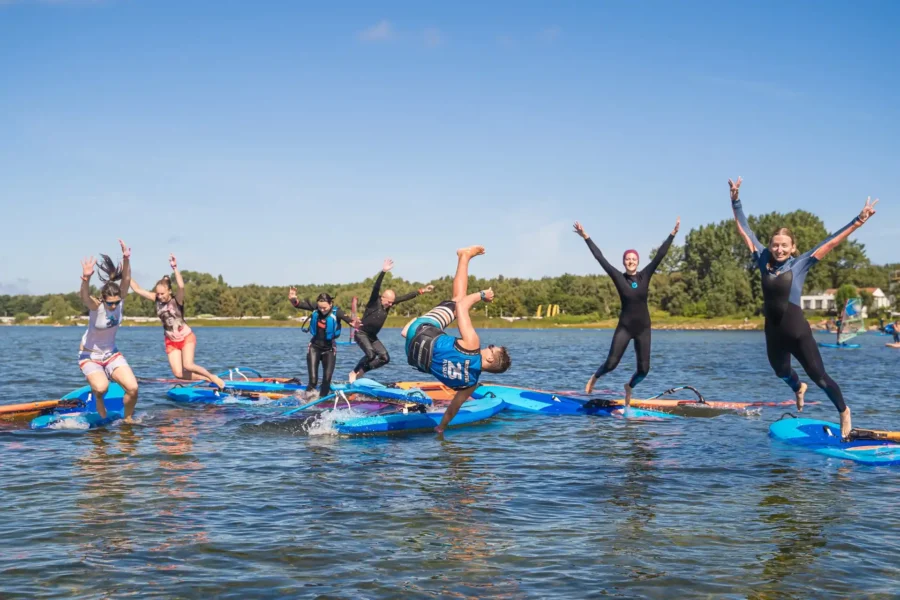 Kurs grupowy windsurfingu dla dorosłych w Chałupach na Helu, szkoła windsurfingu FunSurf