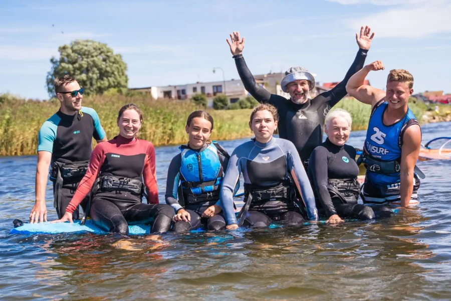 Kurs grupowy windsurfingu dla dorosłych w Chałupach na Helu, szkoła windsurfingu FunSurf