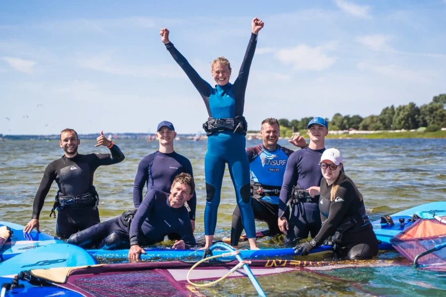 Kurs grupowy windsurfingu dla dorosłych w Chałupach na Helu, szkoła windsurfingu FunSurf