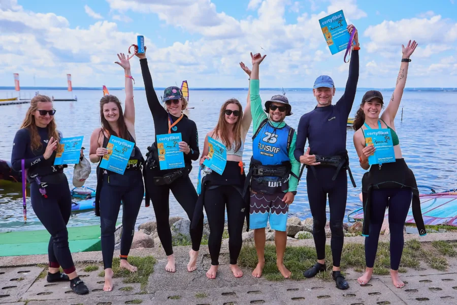Kurs grupowy windsurfingu dla dorosłych w Chałupach na Helu, szkoła windsurfingu FunSurf