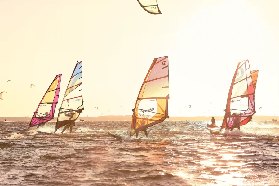 Kurs grupowy windsurfingu dla dorosłych w Chałupach na Helu, szkoła windsurfingu FunSurf