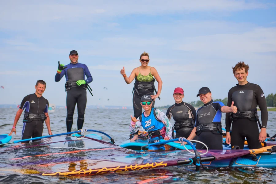 Kurs grupowy windsurfingu dla dorosłych w Chałupach na Helu, szkoła windsurfingu FunSurf