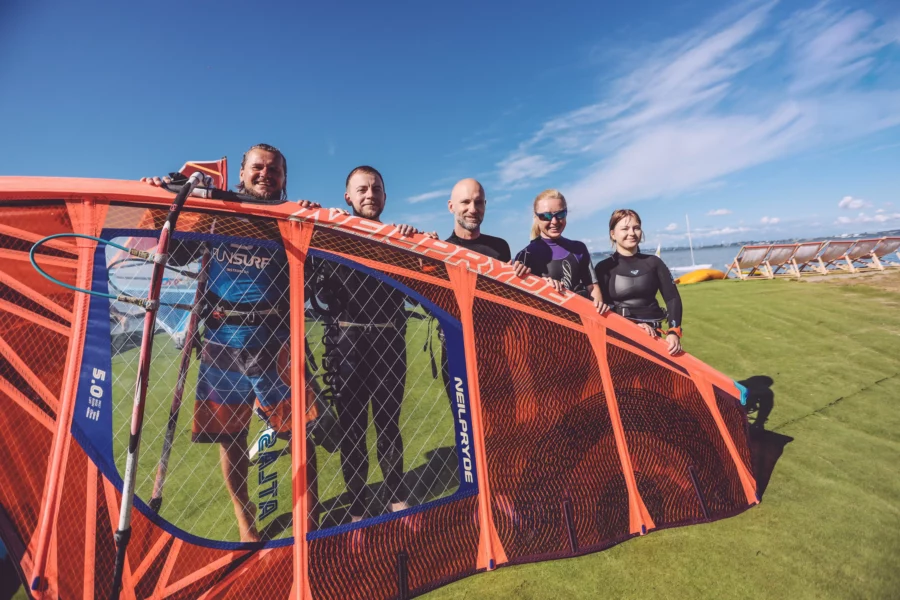 KURSY GRUPOWE NA WINDSURFINGU - FUNSURF