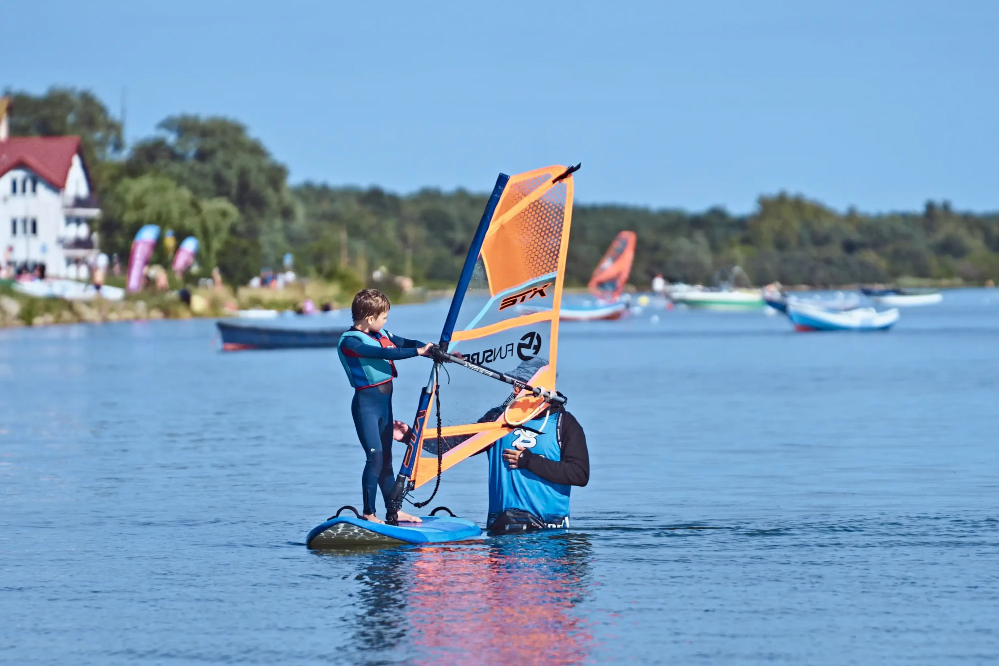 Kurs-windsurfingu-dla-dzieci-w-Chałupach-na-Helu-szkoła-windsurfingu-FunSurf-_21_