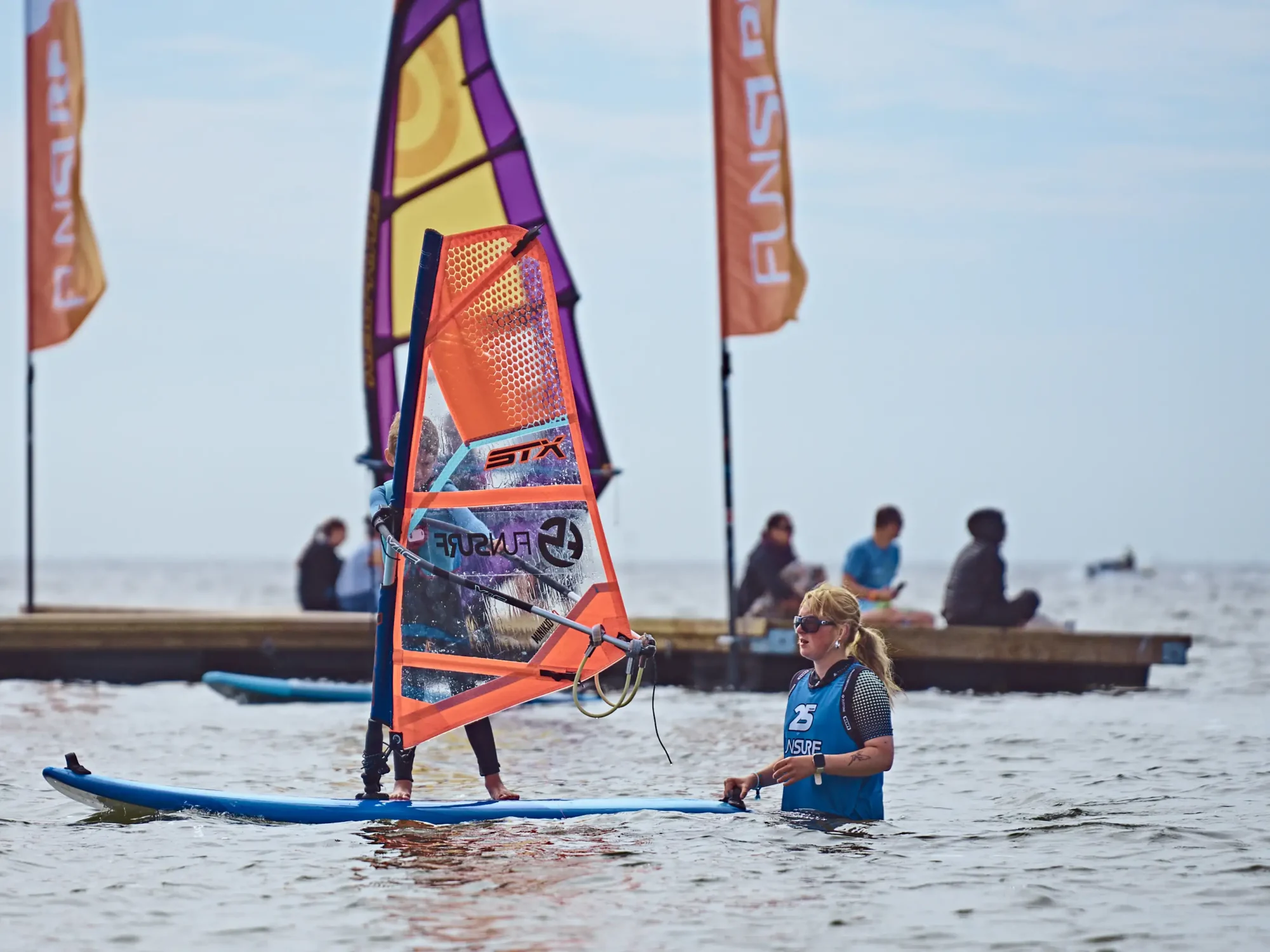 Kurs-windsurfingu-dla-dzieci-w-Chałupach-na-Helu-szkoła-windsurfingu-FunSurf-_27_