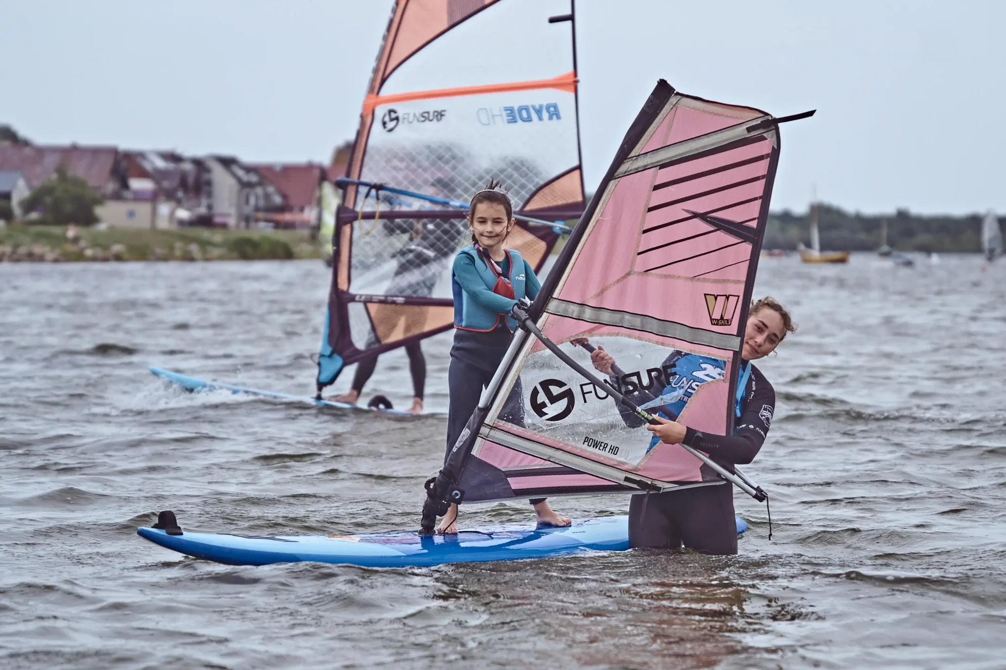 Kurs-windsurfingu-dla-dzieci-w-Chałupach-na-Helu-szkoła-windsurfingu-FunSurf-_36_