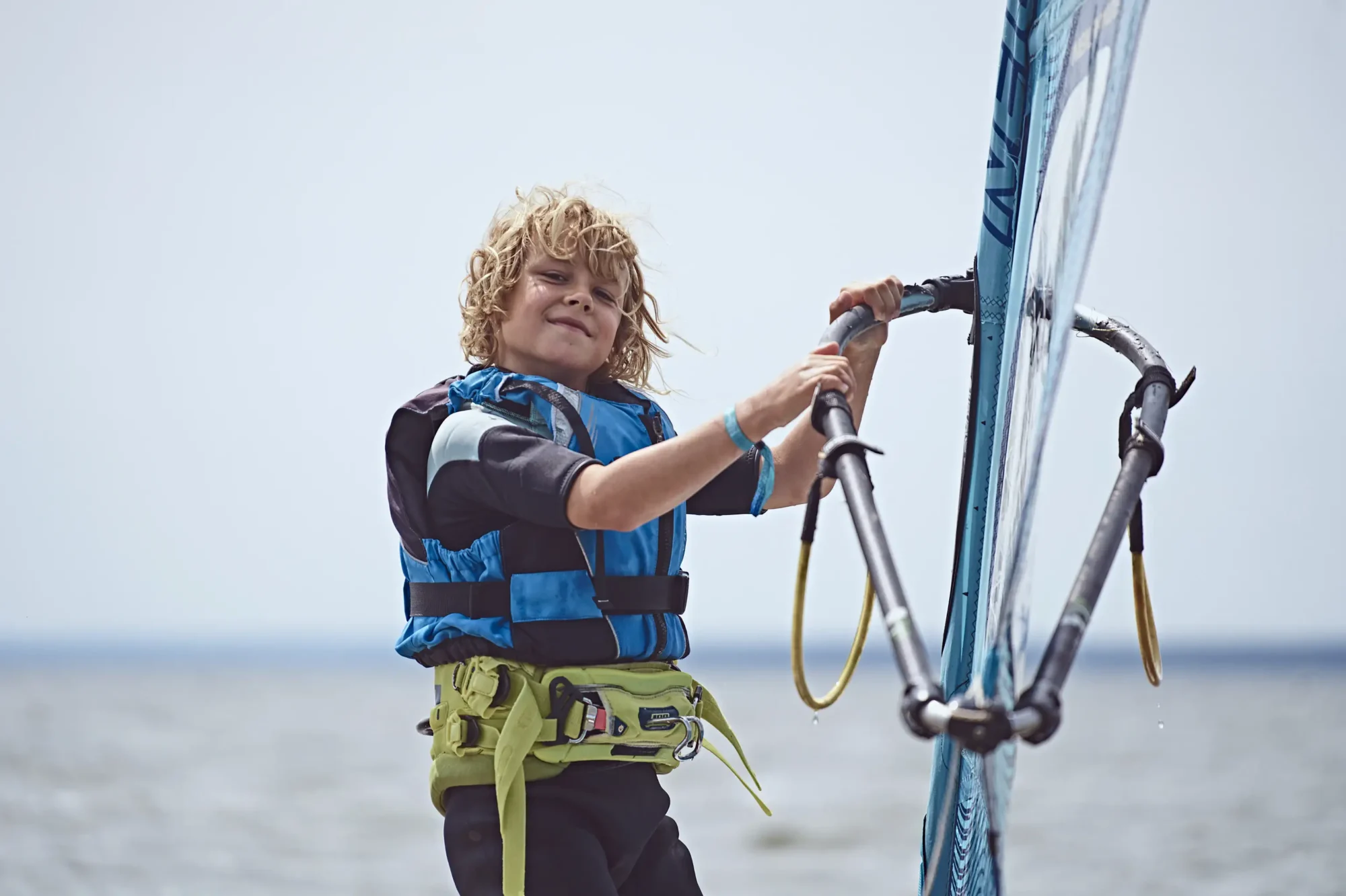 Kurs-windsurfingu-dla-dzieci-w-Chałupach-na-Helu-szkoła-windsurfingu-FunSurf-_6_