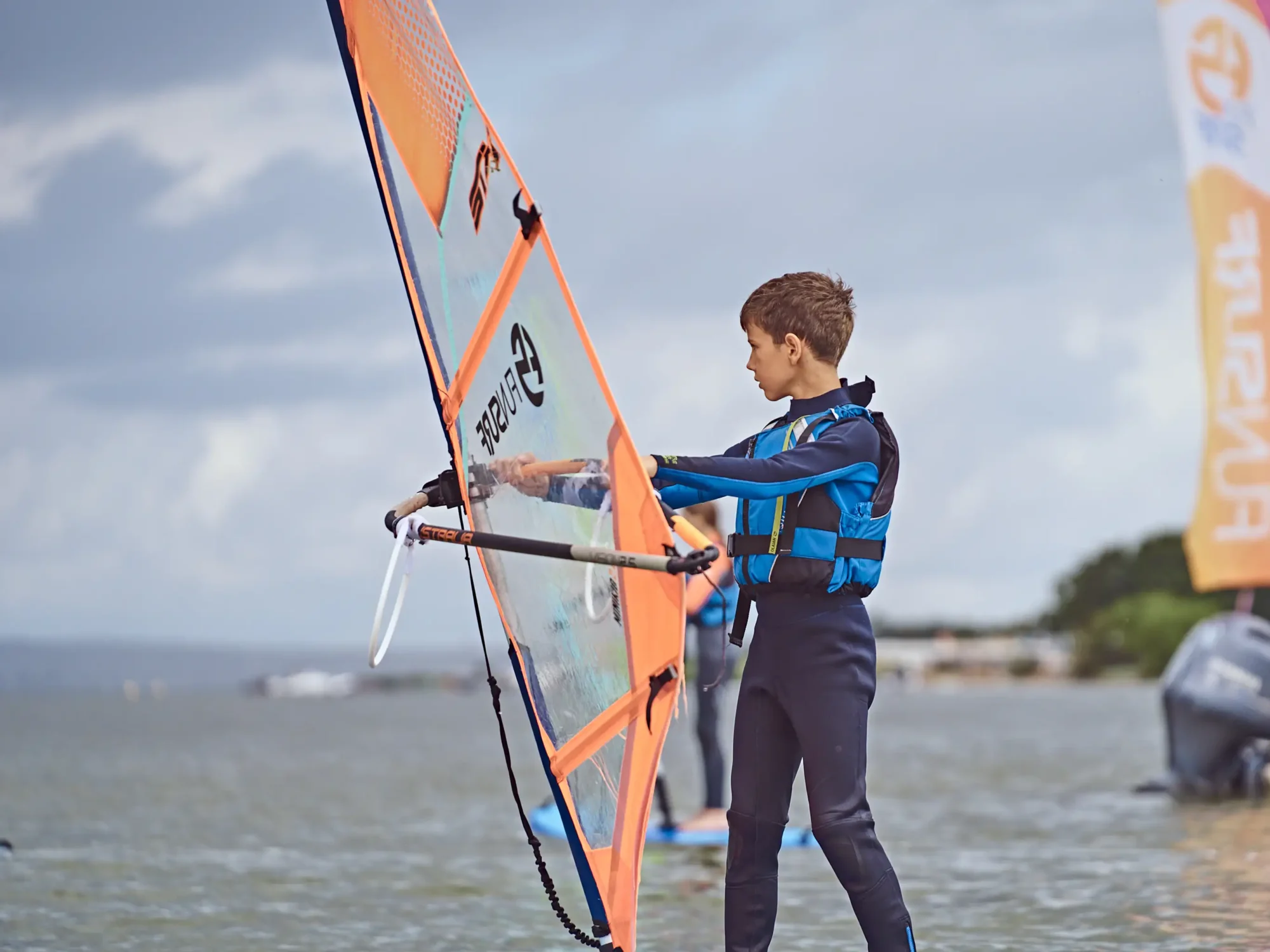 Kurs-windsurfingu-dla-dzieci-w-Chałupach-na-Helu-szkoła-windsurfingu-FunSurf-_73_