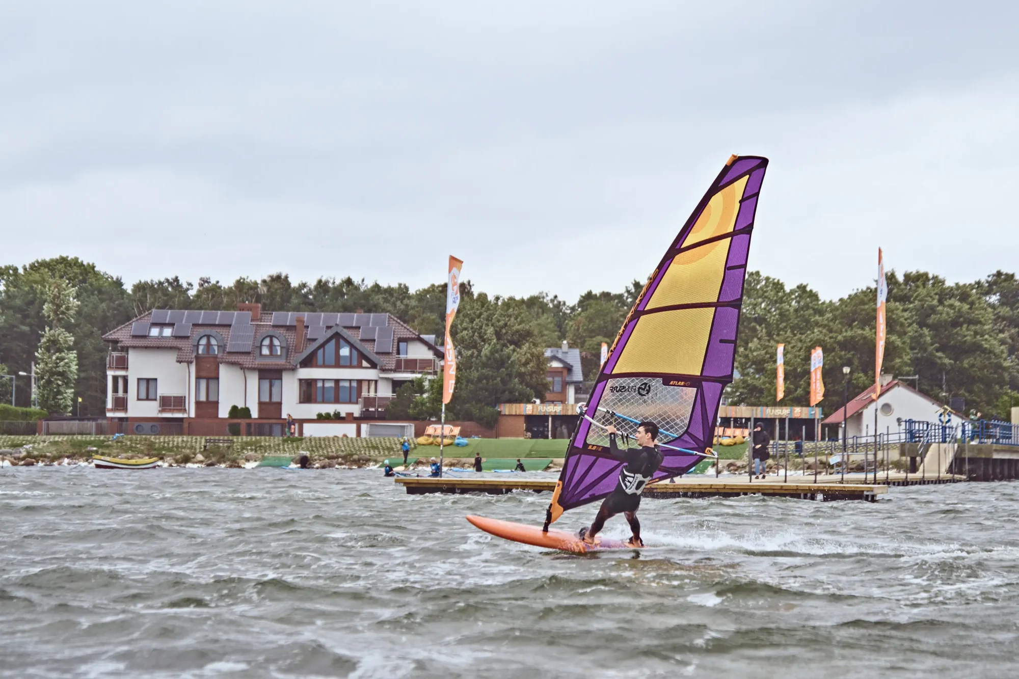 Szkoła-windsurfingu-FunSurf-w-Chałupach-na-Helu-sezon-2023-I-Windsurfing-_1_