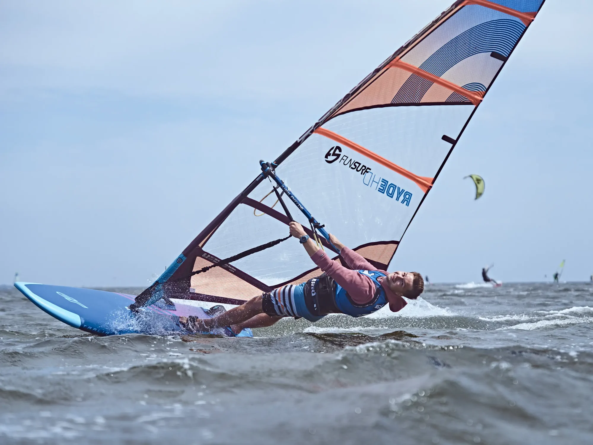 Szkoła-windsurfingu-FunSurf-w-Chałupach-na-Helu-sezon-2023-I-Windsurfing-_79_