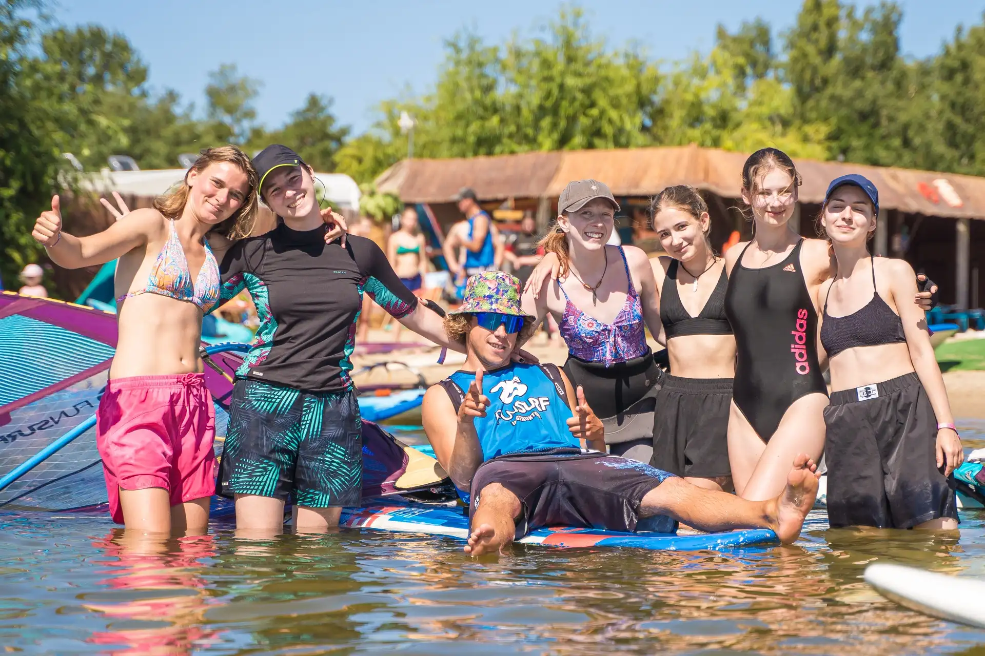 Obóz windsurfingu dla studentów w Chałupach na Helu, szkoła windsurfingu FunSurf