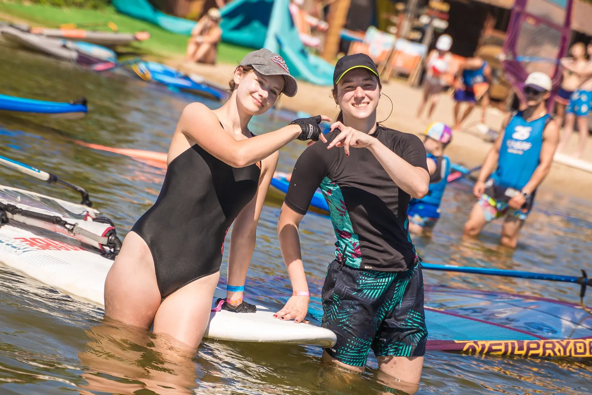 Obóz windsurfingu dla studentów w Chałupach na Helu, szkoła windsurfingu FunSurf