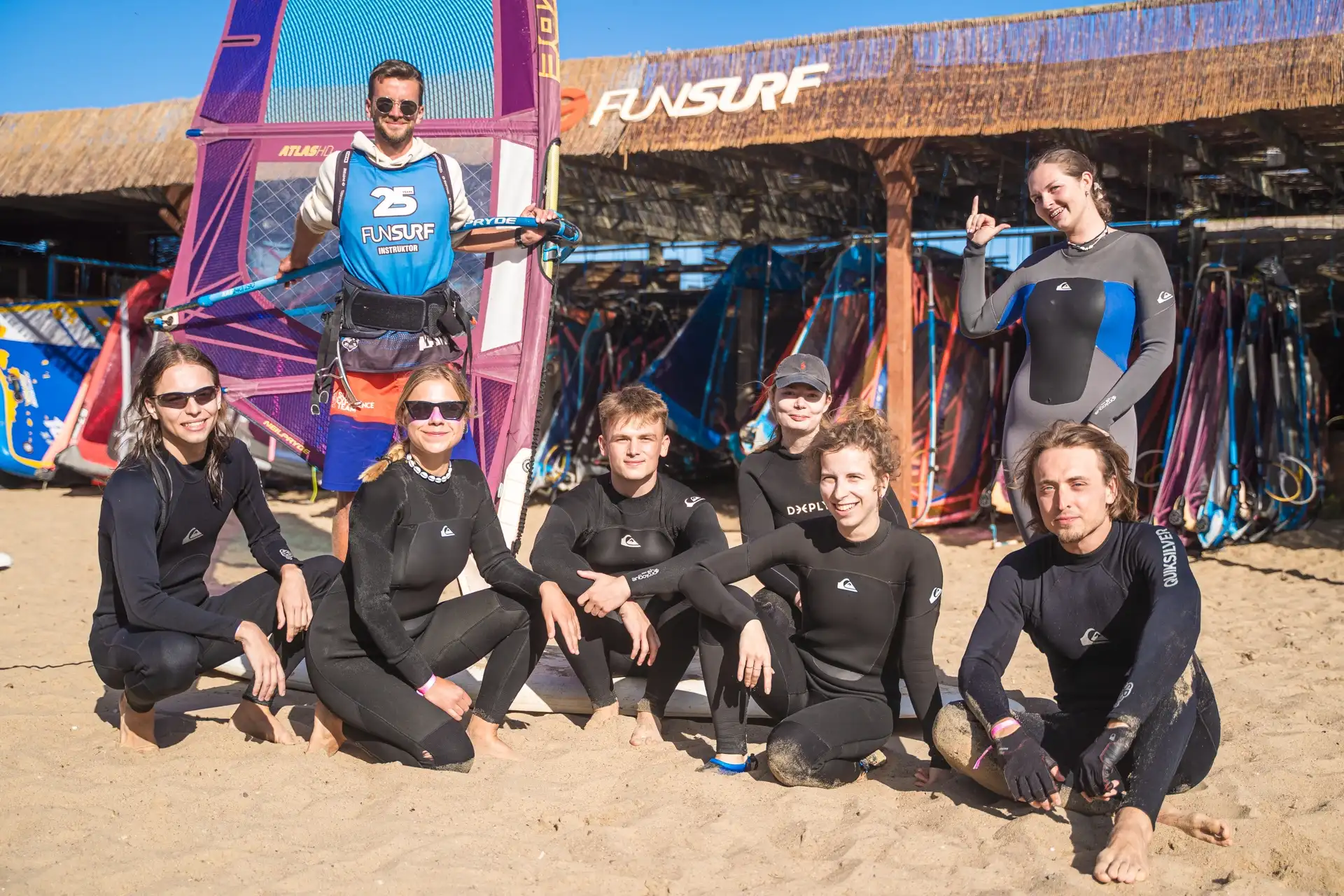 Obóz windsurfingu dla studentów w Chałupach na Helu, szkoła windsurfingu FunSurf