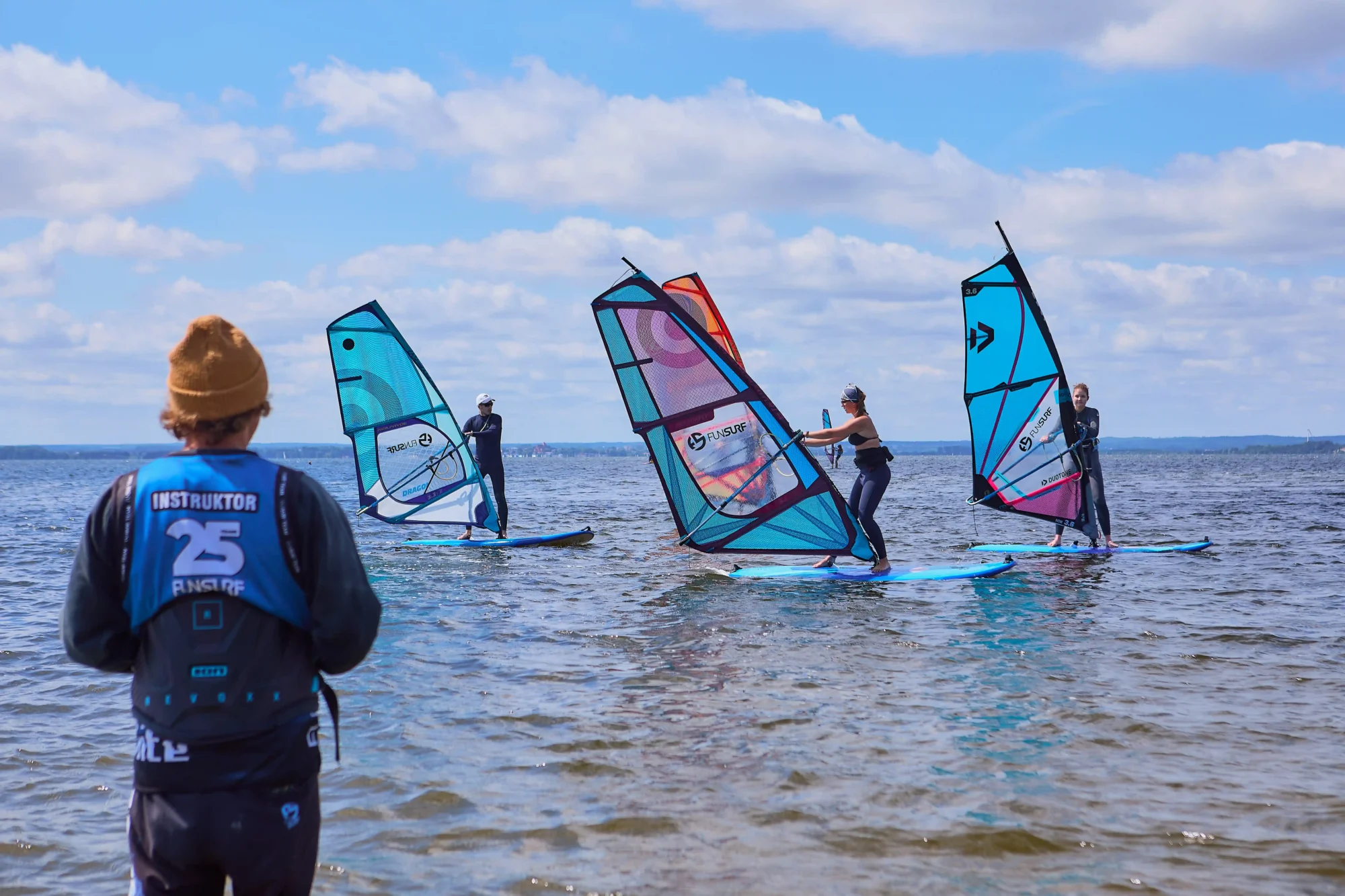 Obóz windsurfingu dla studentów w Chałupach na Helu, szkoła windsurfingu FunSurf