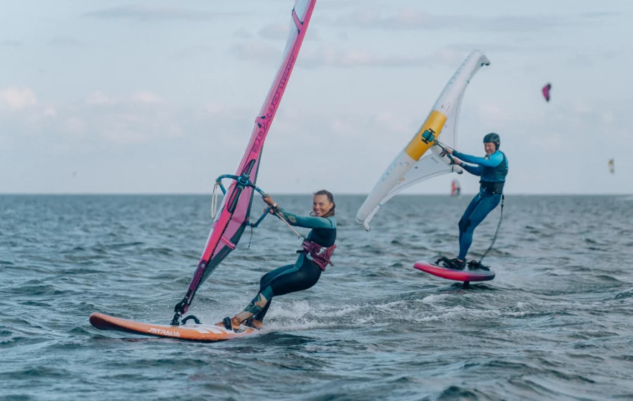Windsurfing vs. Wingfoil – co wybrać i dlaczego? Porównaj ofertę windsurfingową i wingfoilową.