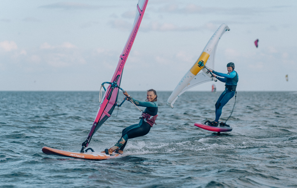 Windsurfing vs. Wingfoil – co wybrać i dlaczego? Porównaj ofertę windsurfingową i wingfoilową.